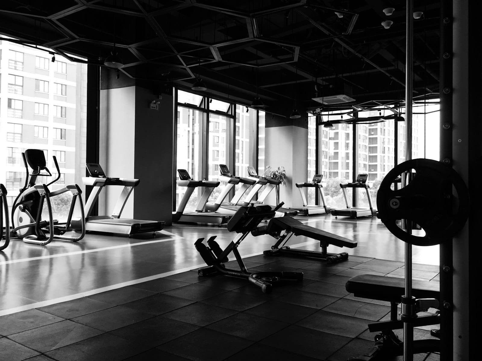 Imagem ilustrativa de academia com esteiras e equipamentos de musculação